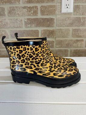 Via Rosa Leopard Print Waterproof Rain Boots Womens Sz 6 Chelsea Ankle Lug Boots